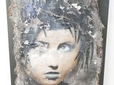 une image représentant une peinture du visage d'une femme sur une feuille de papier