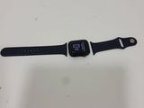 une Apple Watch posée sur une table, à côté d'une autre Apple Watch