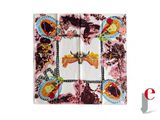 une photo d'un foulard carré orné d'un motif représentant des animaux