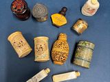 un grand nombre d'objets différents posés sur une table