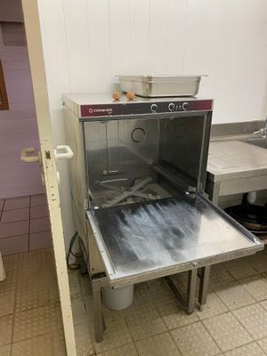 une photo d'une cuisine professionnelle équipée d'un évier en inox