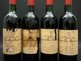 trois bouteilles de vin rouge sont alignées sur une table