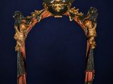 une image représentant une arche dorée et rouge ornée de statues
