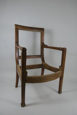 une chaise en bois posée sur une surface blanche