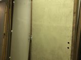 une pièce dans laquelle se trouvent plusieurs portes