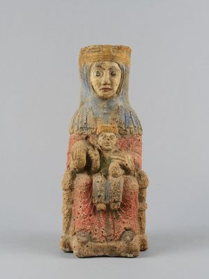 une statue ancienne d'une femme tenant un bébé dans ses bras