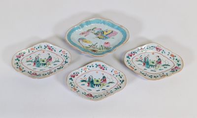 trois petits plats ornés d'oiseaux et de fleurs sur un fond blanc