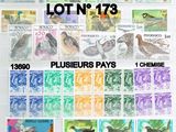 un lot de timbres représentant différents animaux sur fond blanc
