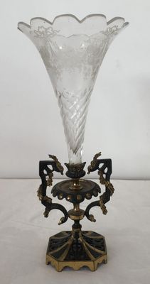 vase cornet, pied en bronze et vase en verre gravé, haut 35c…