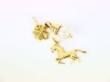 Boucles d'oreilles en forme de licorne et de perle plaquées or sur fond blanc