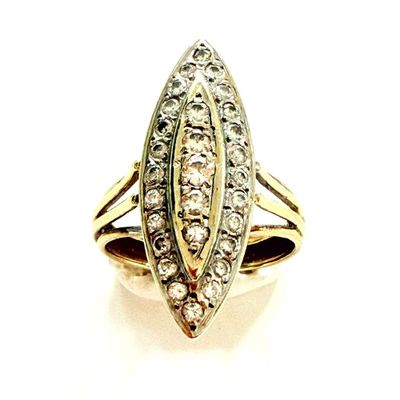 une image d'une bague en diamant sur fond blanc