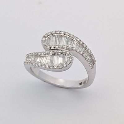 gros plan d'une bague en diamant sur fond blanc