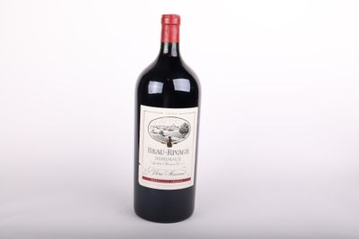 la bouteille de vin rouge est posée sur une surface blanche