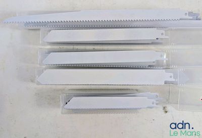 cinq dents d'une scie sur une surface blanche