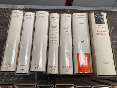 plusieurs livres sont empilés sur une table