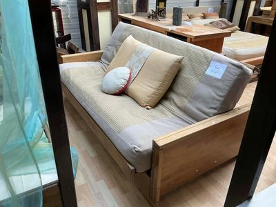 un canapé avec des coussins dessus, dans une pièce