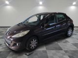 la photo d'une voiture garée dans un garage