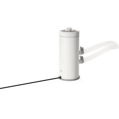 une image représentant un chauffe-eau blanc posé sur une surface blanche