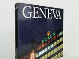 le livre est ouvert sur une surface blanche, avec une photo d'un bâtiment en arrière-plan