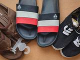trois paires de sandales et une paire de pantoufles posées sur une table