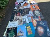 beaucoup de livres par terre, à côté d'un panneau de signalisation