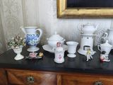 une commode sur laquelle sont posés de nombreux objets divers