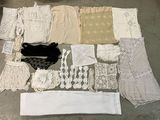 de nombreux types de vêtements différents étalés par terre