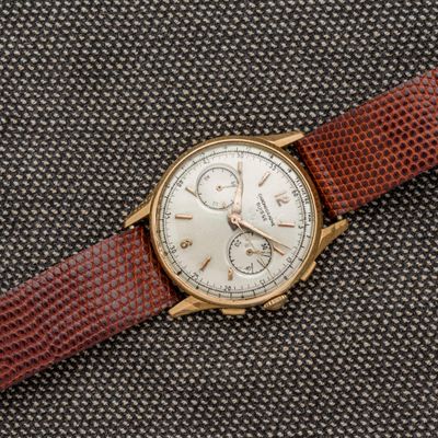 Gros plan sur une montre avec un bracelet en cuir marron