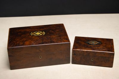 deux boîtes en bois posées l'une à côté de l'autre sur une table