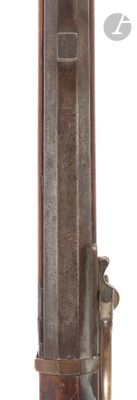un vieux pistolet avec un canon en bois et une poignée en métal