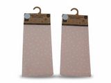 une paire de chaussettes à pois roses et blanches avec des cintres en bois
