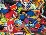 un gros tas de rubans de différentes couleurs posés sur une table