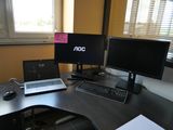 un bureau sur lequel se trouvent un ordinateur portable et un moniteur