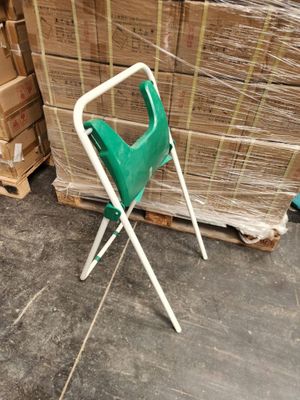 une chaise verte posée devant une pile de cartons