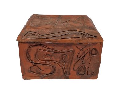 une vieille boîte en bois ornée de sculptures sur fond blanc