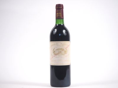 une bouteille de vin posée sur une table