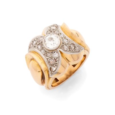 une image d'une bague en or et diamants sur fond blanc