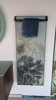 une salle de bains avec un miroir et un porte-serviettes fixé au mur