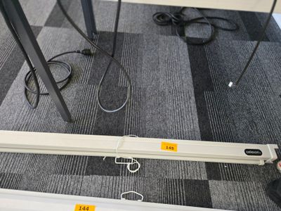 une personne debout à côté d'un bureau sur lequel se trouve un clavier