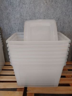 un conteneur en plastique posé sur une palette en bois