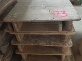 une table en bois sur laquelle est inscrit un chiffre, au milieu d'une pièce