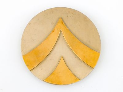 une plaque en bois ornée d'un motif jaune et blanc
