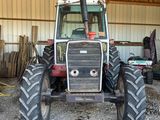 un tracteur garé à l'intérieur d'un bâtiment
