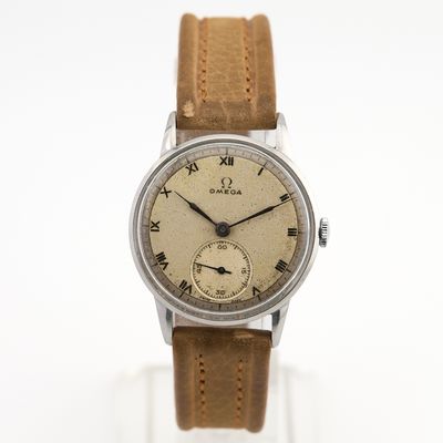 gros plan d'une montre-bracelet avec des chiffres romains