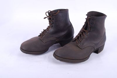 Une paire de brodequins panzer en cuir, très bon état