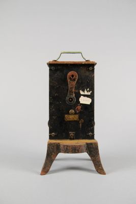 Tourne-broche en métal. Haut. 29.5 cm environ (sans poignée)…