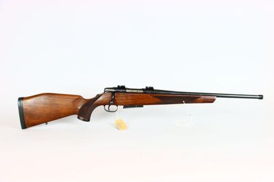 un fusil sur une surface blanche avec un fond blanc