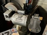 une machine posée sur une table dans une pièce