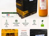 une photo d'une bouteille de jus d'orange à côté d'une caisse