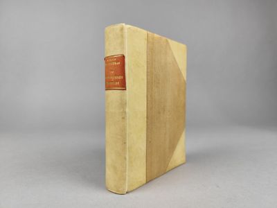 gros plan d'un livre posé sur une table à fond gris